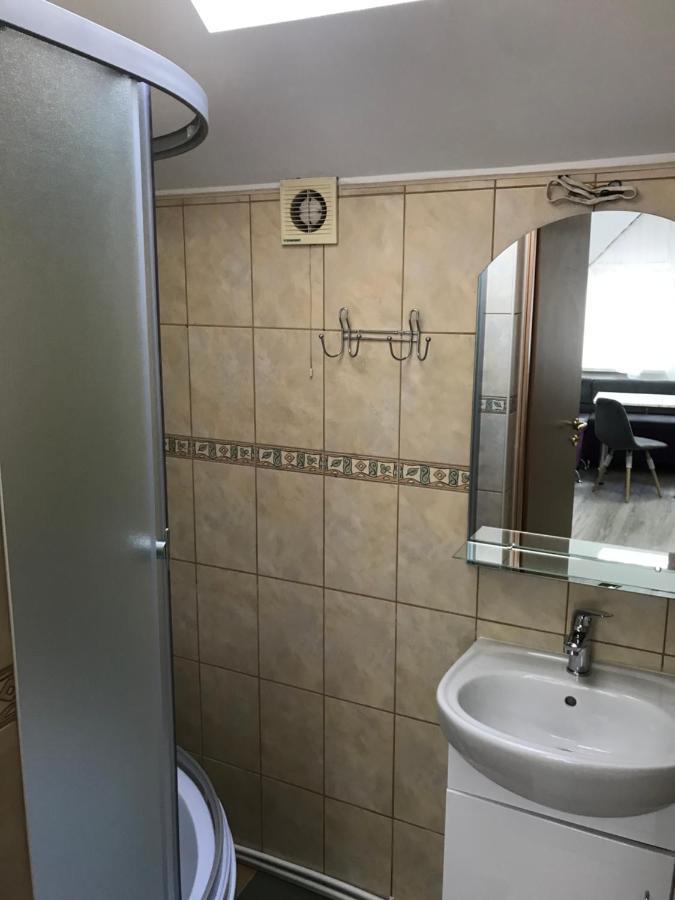 Міни-Хостел Родинного Типу Dubai Uschhorod Exterior foto